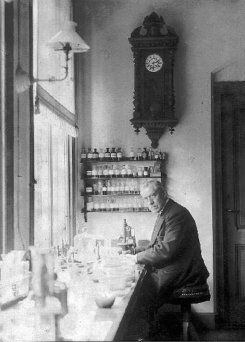 Martinus Beijerinck in his laboratory in 1921, From Uploaded
