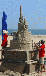 MIchela Ciappini & Joris Kivits  work on their sand sculpture.