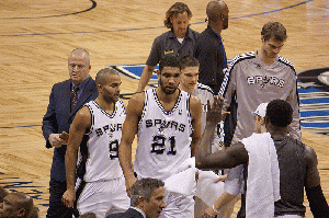 Tim Duncan approaches bench, From ImagesAttr