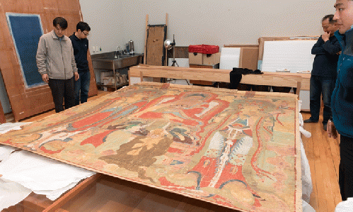 The painting is inspected in the conservatory, Nat'l Museum of Korea (Seoul)