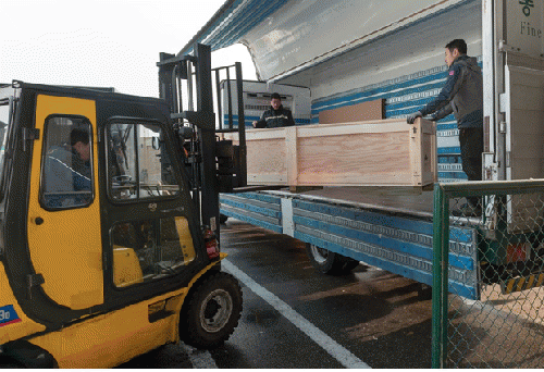 The painting being unloaded at the Incheon airport.