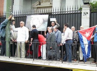 Still a dangle? Cubela holds the Cuban flag while picketing against Castro in front of the Spanish Chancellery (Madrid, October 10, 2005)., From ImagesAttr