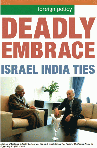 Indian Minister of State for Industry Dr. Ashwani Kumar (L) meets Israeli President Shimon Peres in Egypt on May 23, 2010, From ImagesAttr