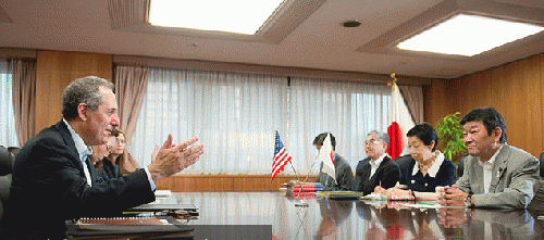 United States Trade Representative Michael Froman negotiates with Japan's Toshimitsu Motegi, From ImagesAttr