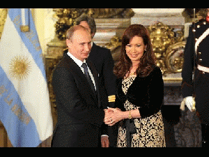 Russia's President Vladimir Putin (R) and Argentina's President Cristina Fernandez de Kirchner