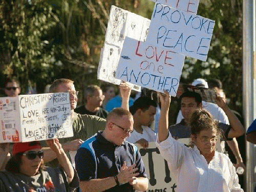 Peace activists as anti-Muslim rally fizzles