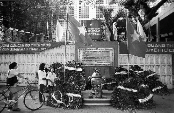 1988 A memorial set up outside the front wall of the old US Embassy to commemorate the commandos who died during the attack at Tet, 1968