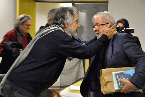 The author greets Lula in prison.