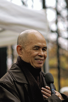 Thich Nhat Hanh Marche meditative 06, From CreativeCommonsPhoto