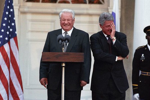 Bill Clinton hosts Boris Yeltsin at the White Hiuse not bombed. 1995.