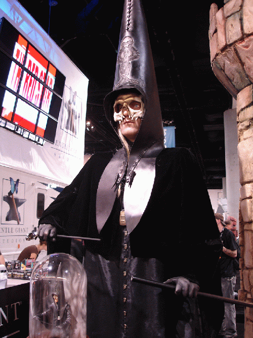 Comic-Con 2006 - Harry Potter Death Eater statue at Gentle Giant, From CreativeCommonsPhoto