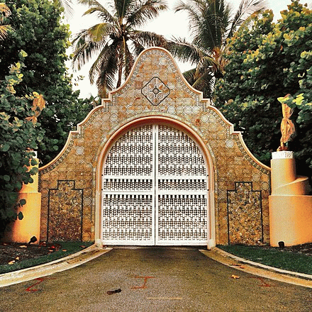 From commons.wikimedia.org: Mar-a-Lago estate gate in Palm Beach%2C Forida %2814606506904%29.  